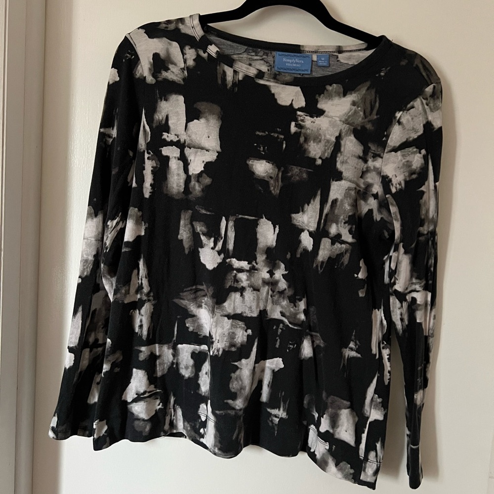 Women’s size medium vera Wang long sleeve T-shirt